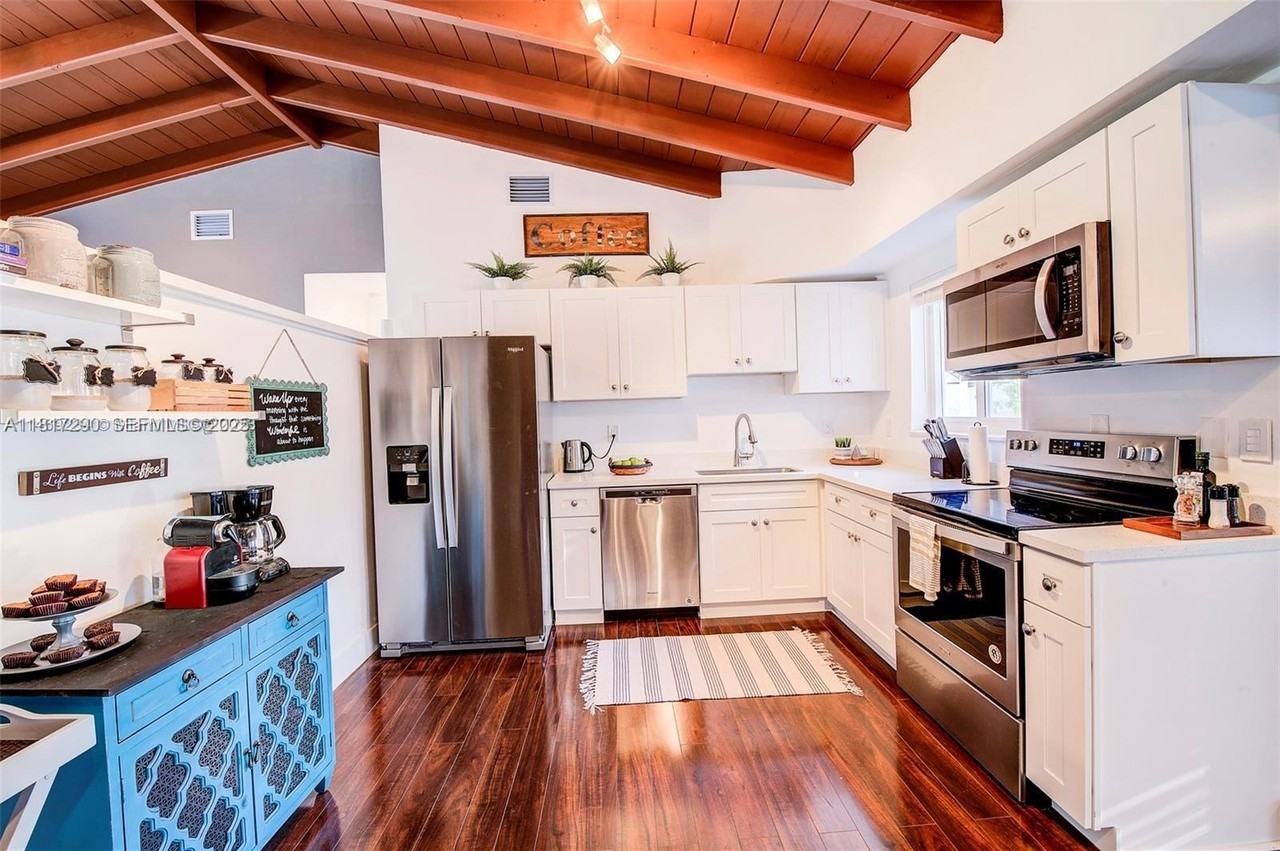 2190 Northeast 169th Street - Photo 3 of 34