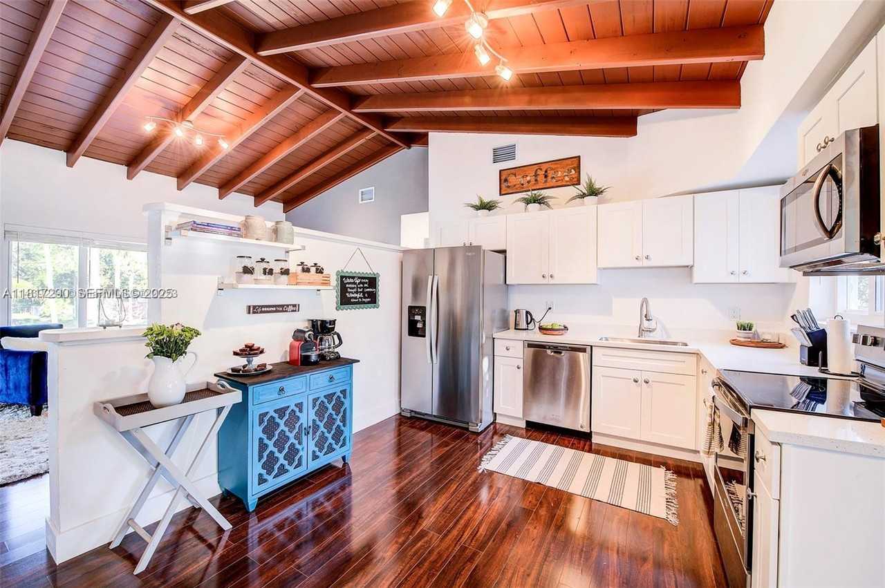 2190 Northeast 169th Street - Photo 4 of 34