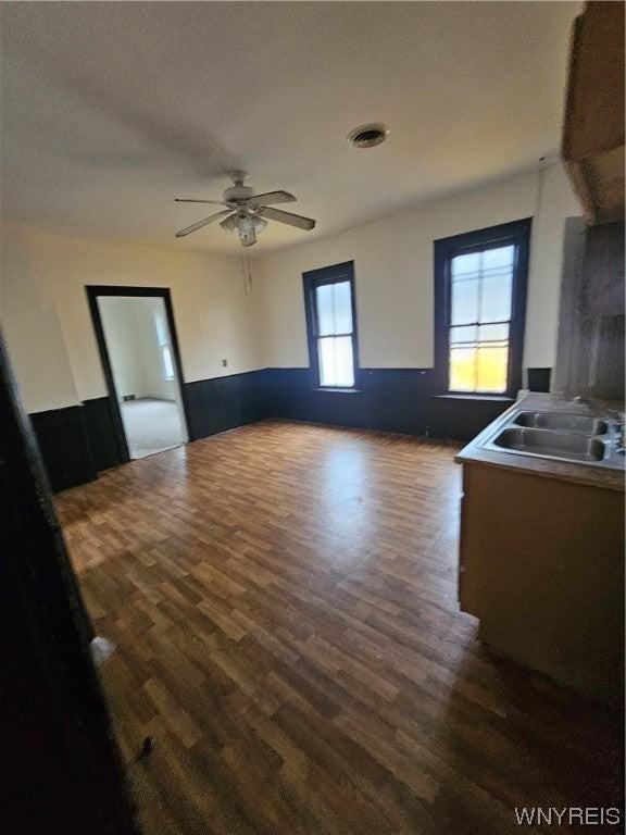 398 Emslie St - Photo 6 of 11