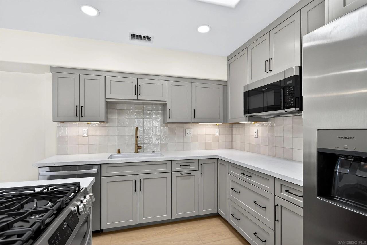 381 Bonair St - Photo 4 of 36