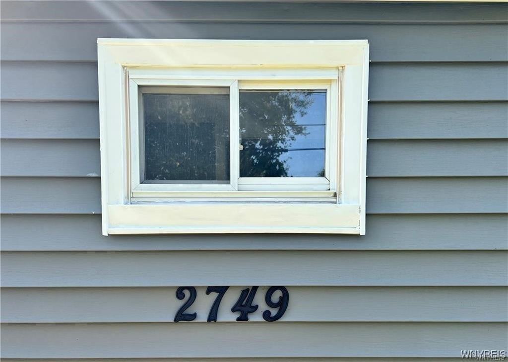 2749 Falls St - Photo 3 of 31