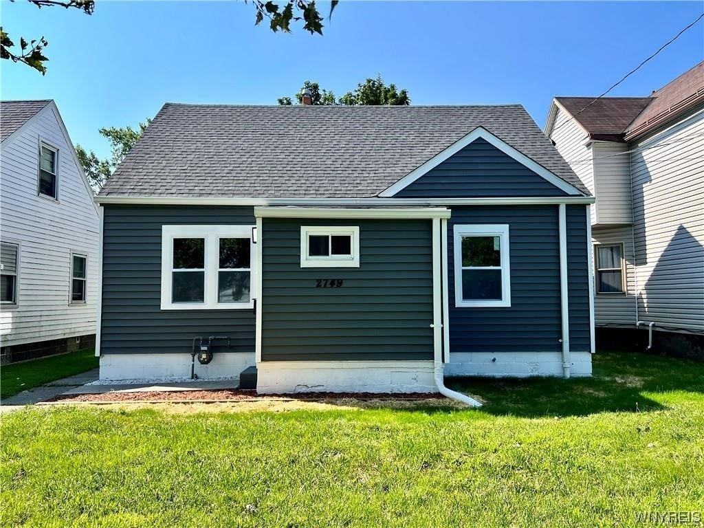 2749 Falls St - Photo 4 of 31