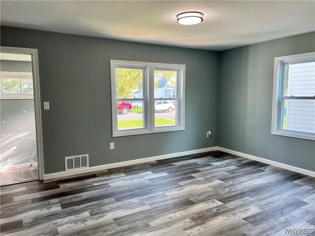 2749 Falls St - Photo 6 of 31