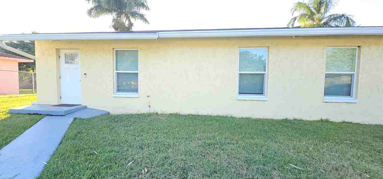 323 Seminole Ct - Photo 2 of 15