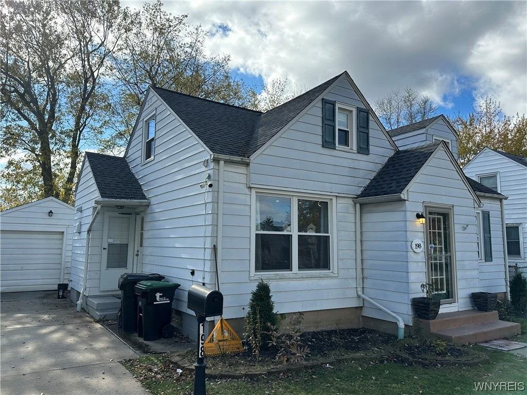 198 Wrexham Ct N - Photo 3 of 35