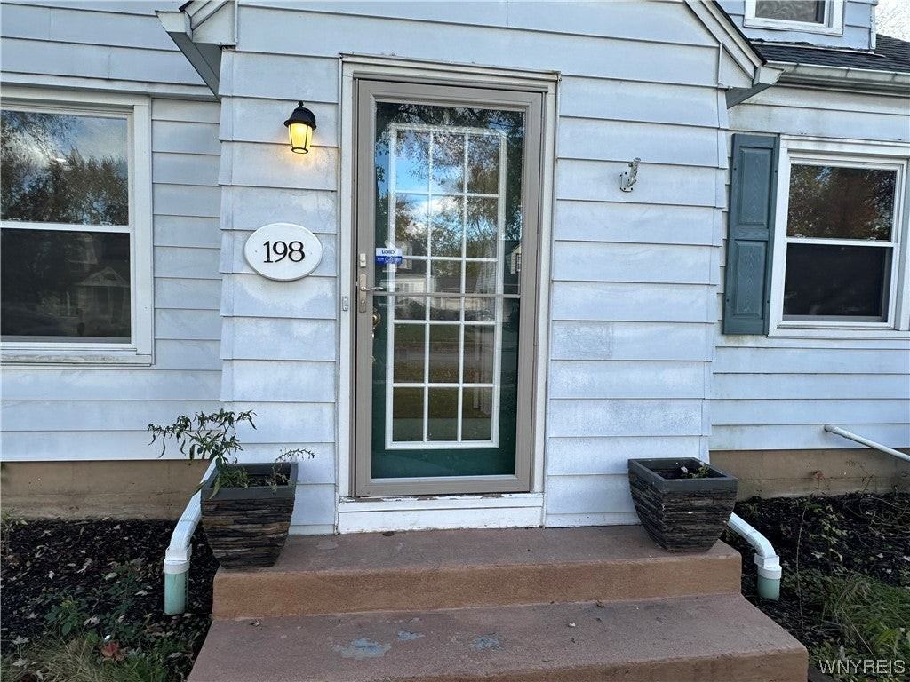 198 Wrexham Ct N - Photo 4 of 35