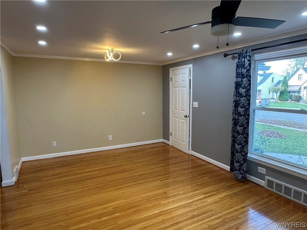 198 Wrexham Ct N - Photo 5 of 35