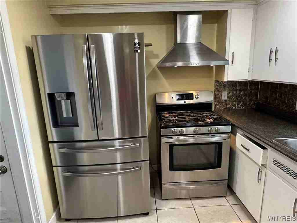 198 Wrexham Ct N - Photo 7 of 35