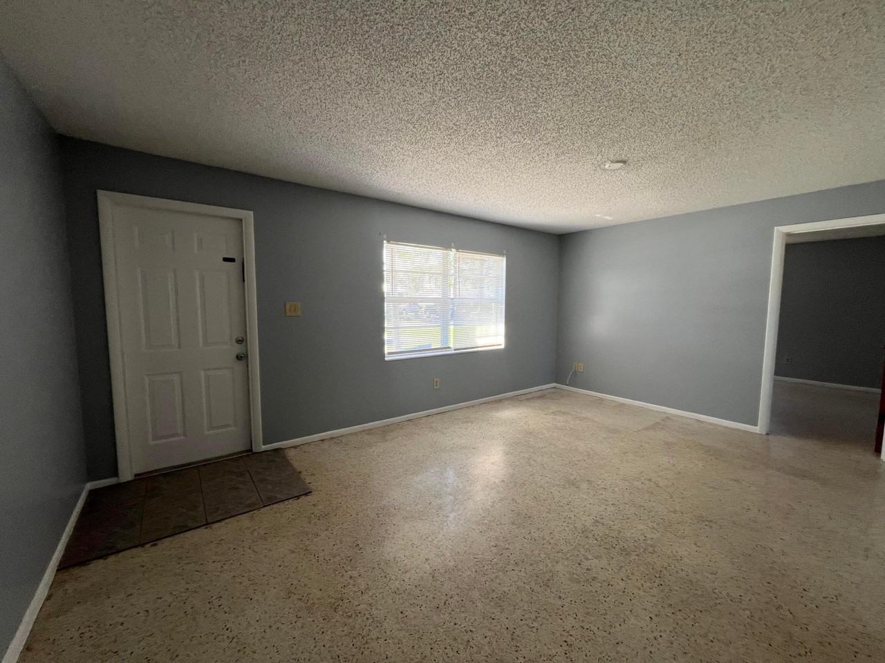 2426 Seneca Ave - Photo 2 of 9