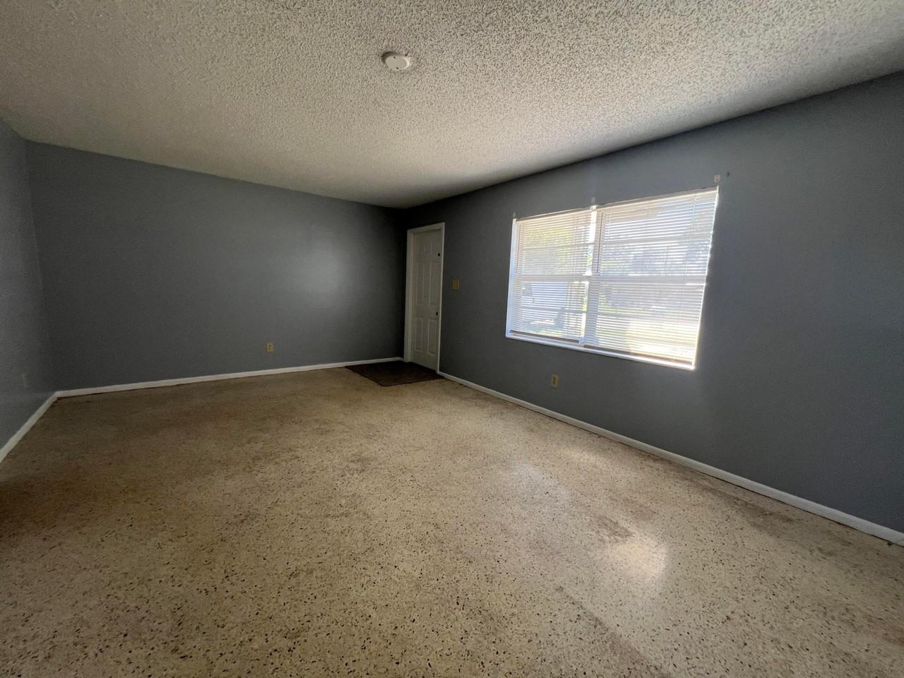 2426 Seneca Ave - Photo 3 of 9