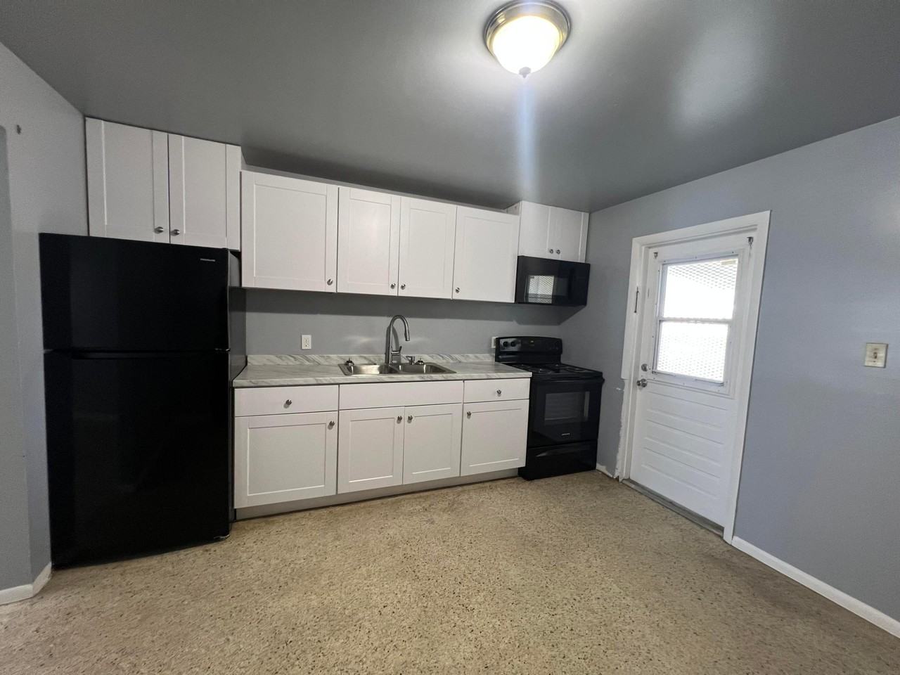 2426 Seneca Ave - Photo 4 of 9
