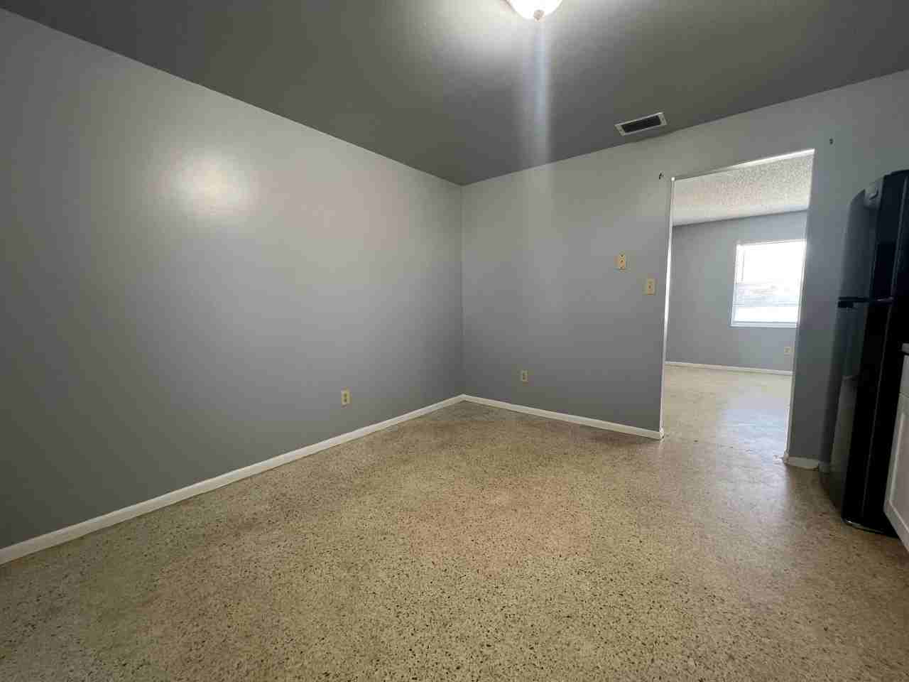 2426 Seneca Ave - Photo 5 of 9