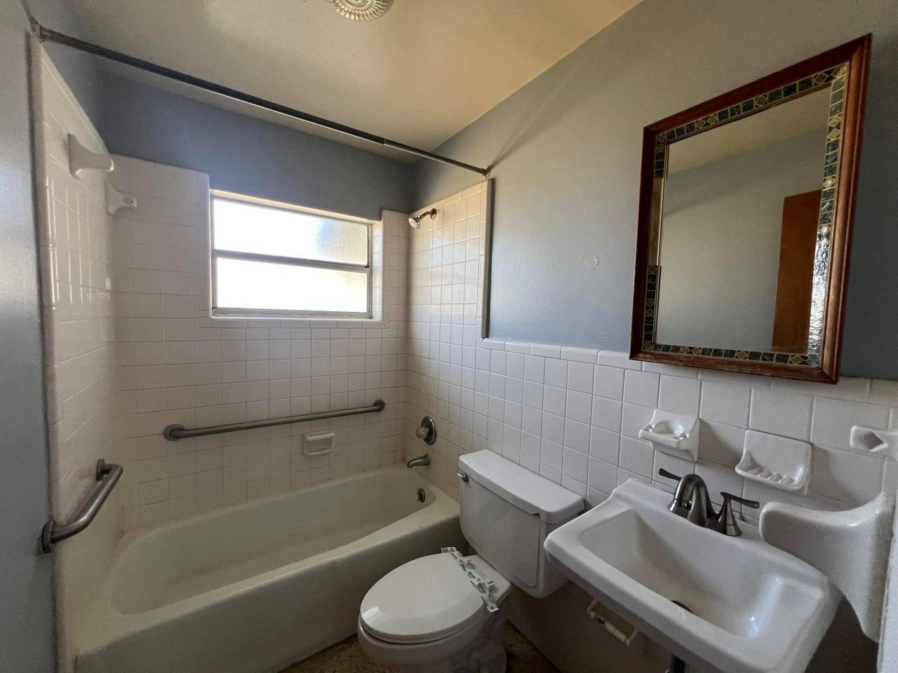 2426 Seneca Ave - Photo 6 of 9