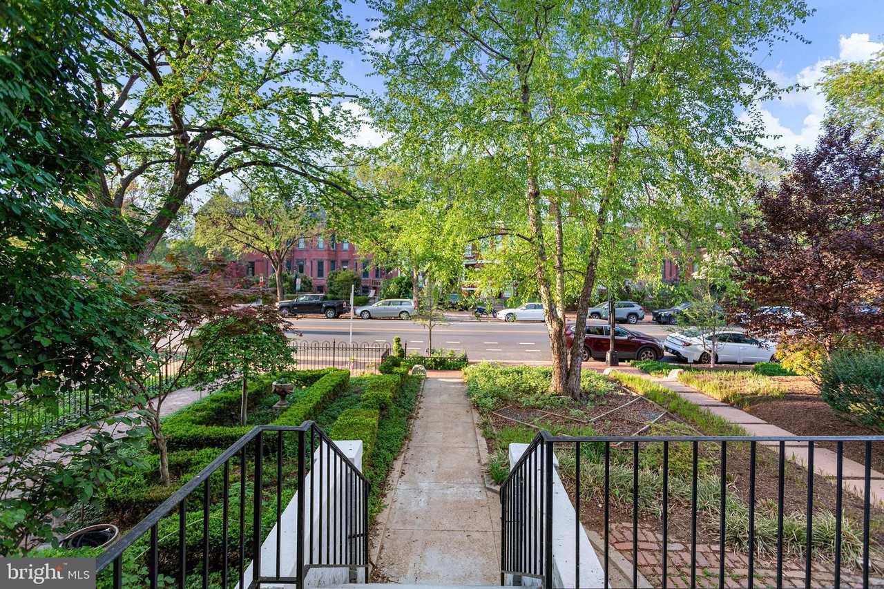 1311 E Capitol St Se - Photo 3 of 50