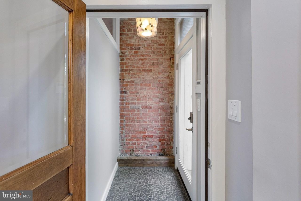 1311 E Capitol St Se - Photo 4 of 50