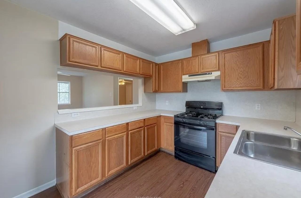 421 Edward St - Photo 3 of 4