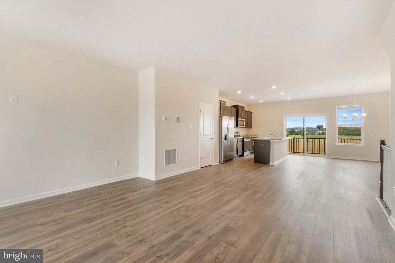 572 Union St - Photo 7 of 36