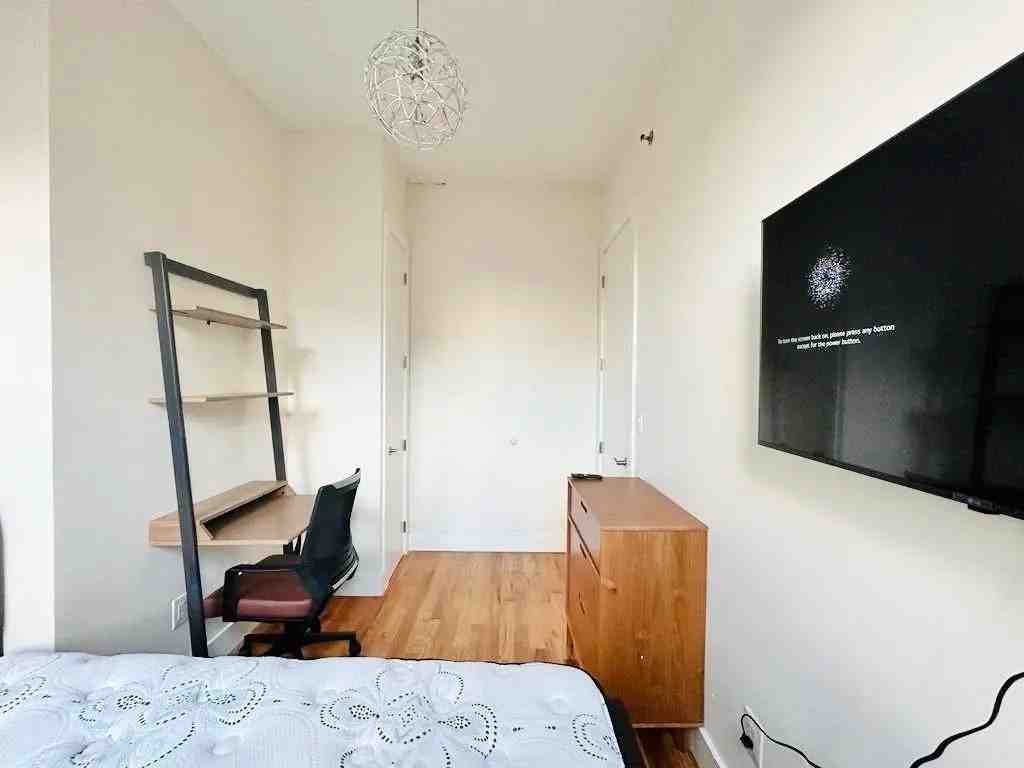 Private Bedroom in 7 Bedroom/3 Bathroom Home - Photo 3 of 10