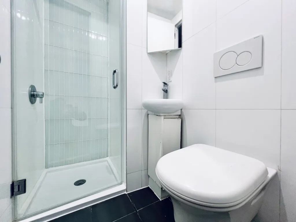 Private Bedroom in 4 Bedroom/2 Bathroom Home - Photo 4 of 8