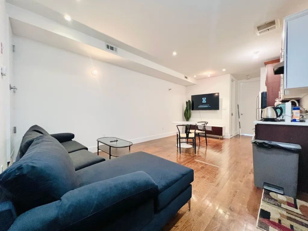 Private Bedroom in 4 Bedroom/2 Bathroom Home - Photo 5 of 8