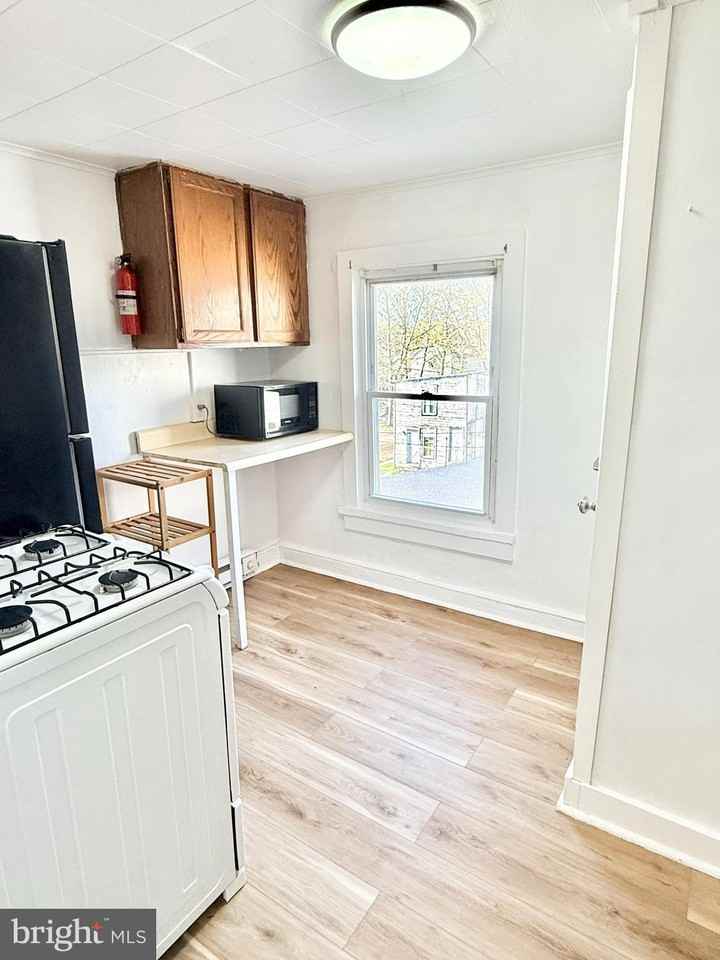 255 Beech St - Photo 2 of 8