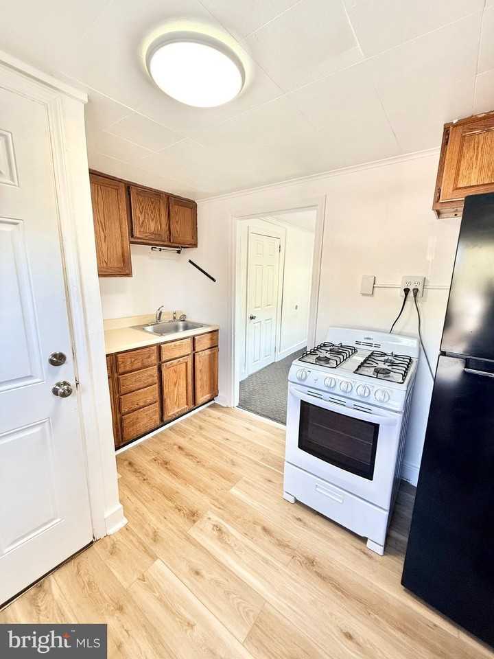 255 Beech St - Photo 4 of 8