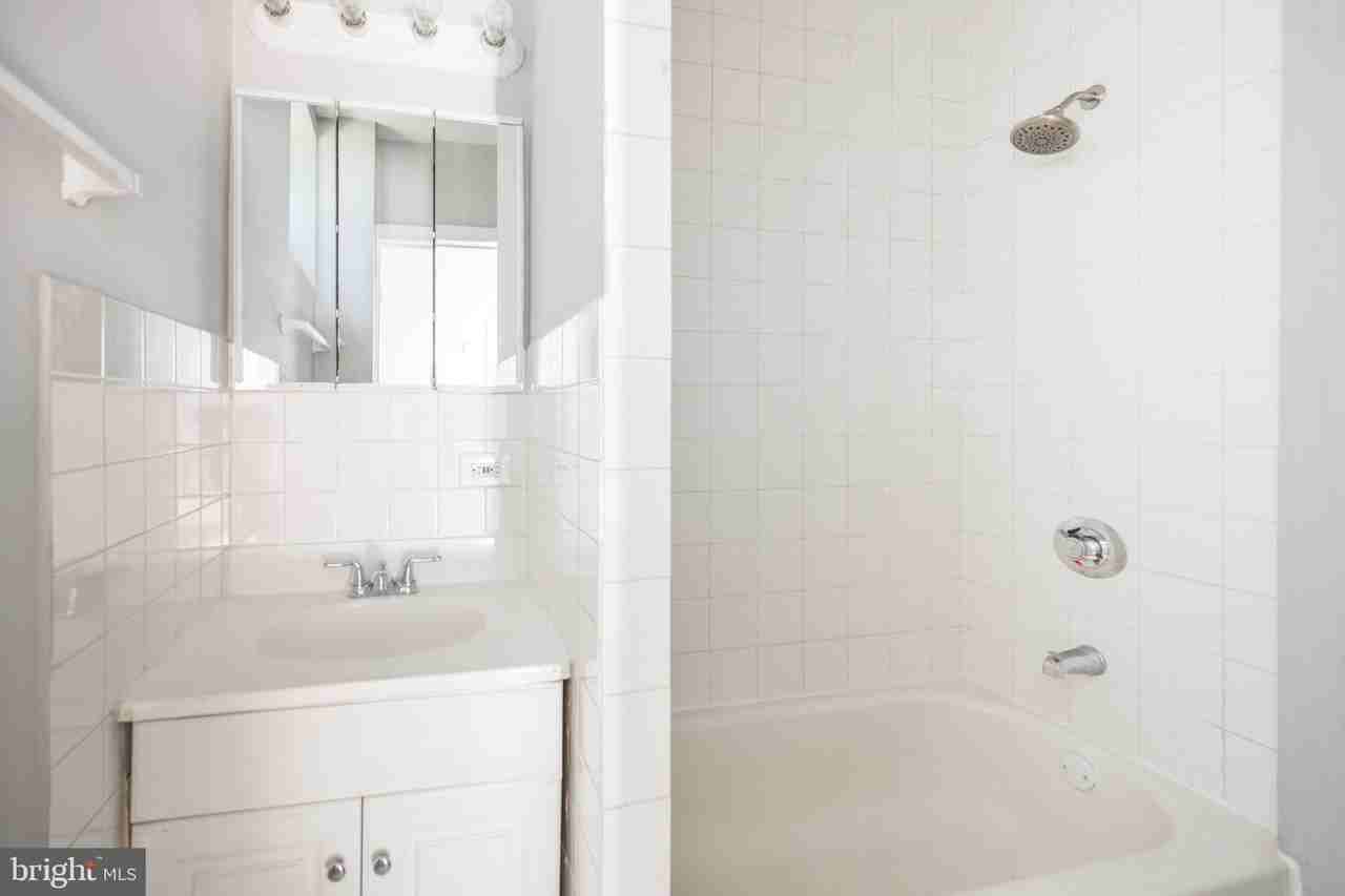 2123 Spring Garden St #1F - Photo 2 of 11