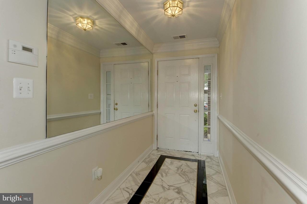 2217 N Oak Ct - Photo 3 of 30