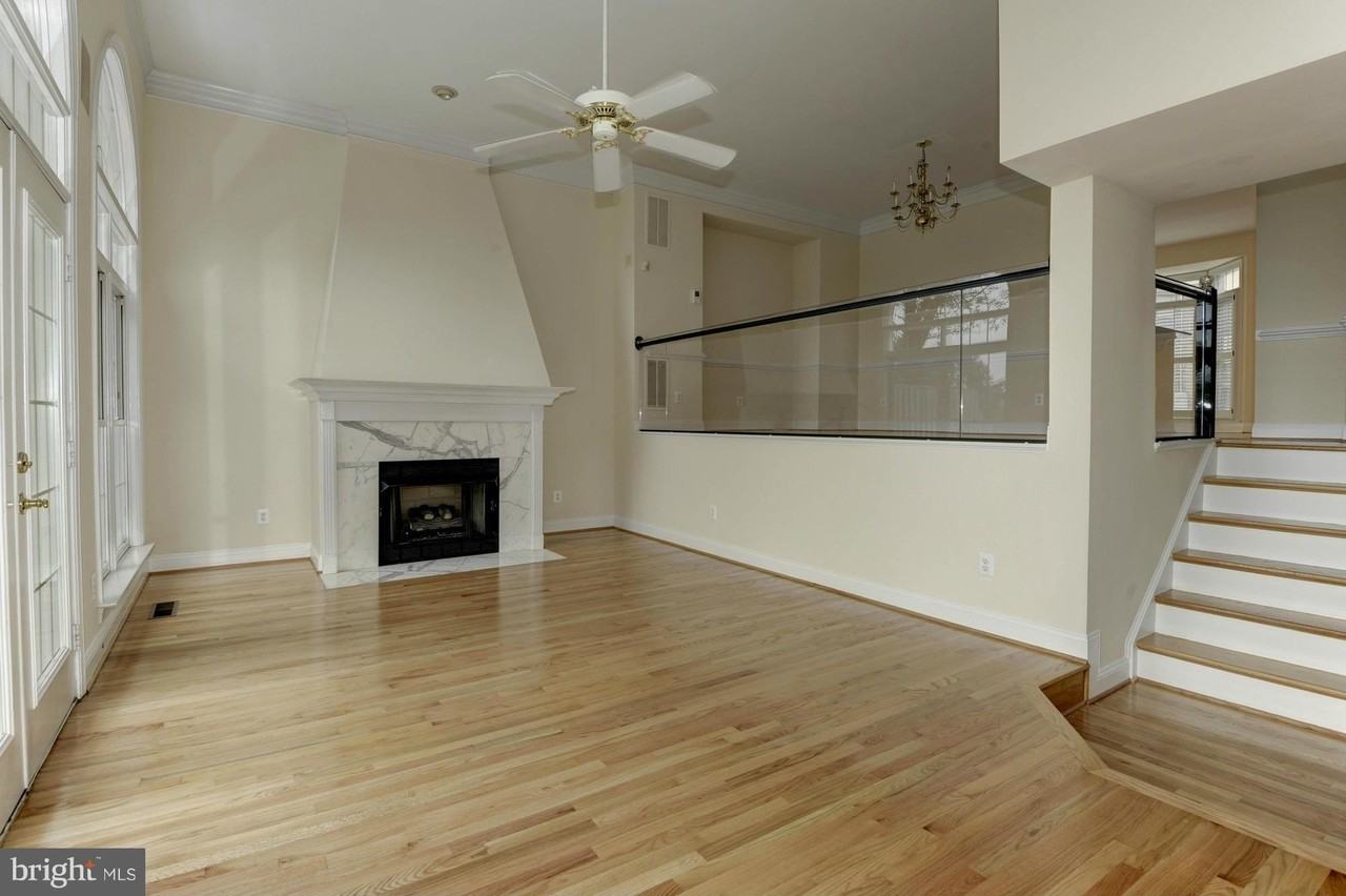 2217 N Oak Ct - Photo 4 of 30