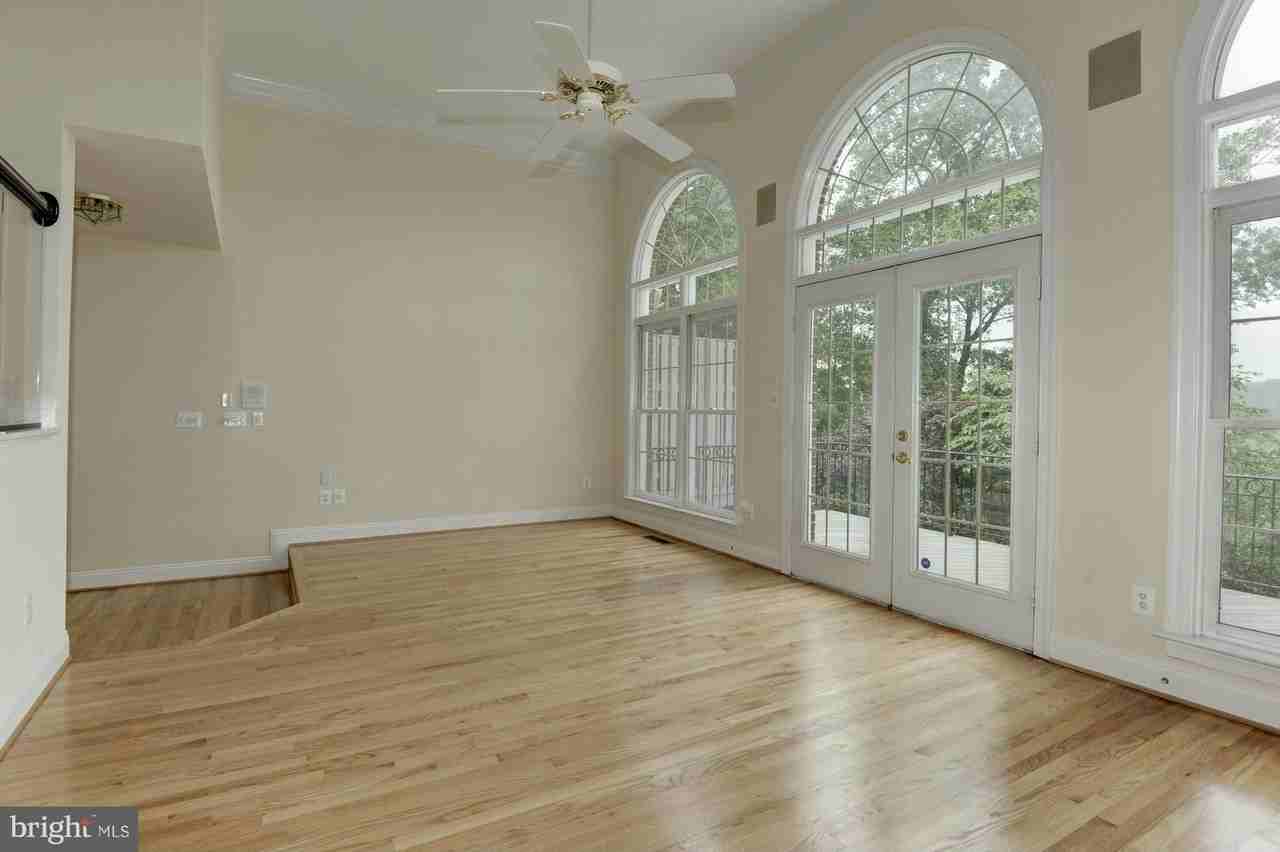 2217 N Oak Ct - Photo 5 of 30