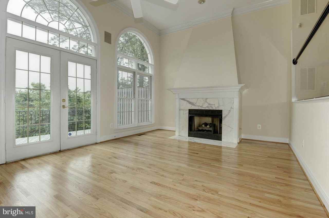 2217 N Oak Ct - Photo 6 of 30