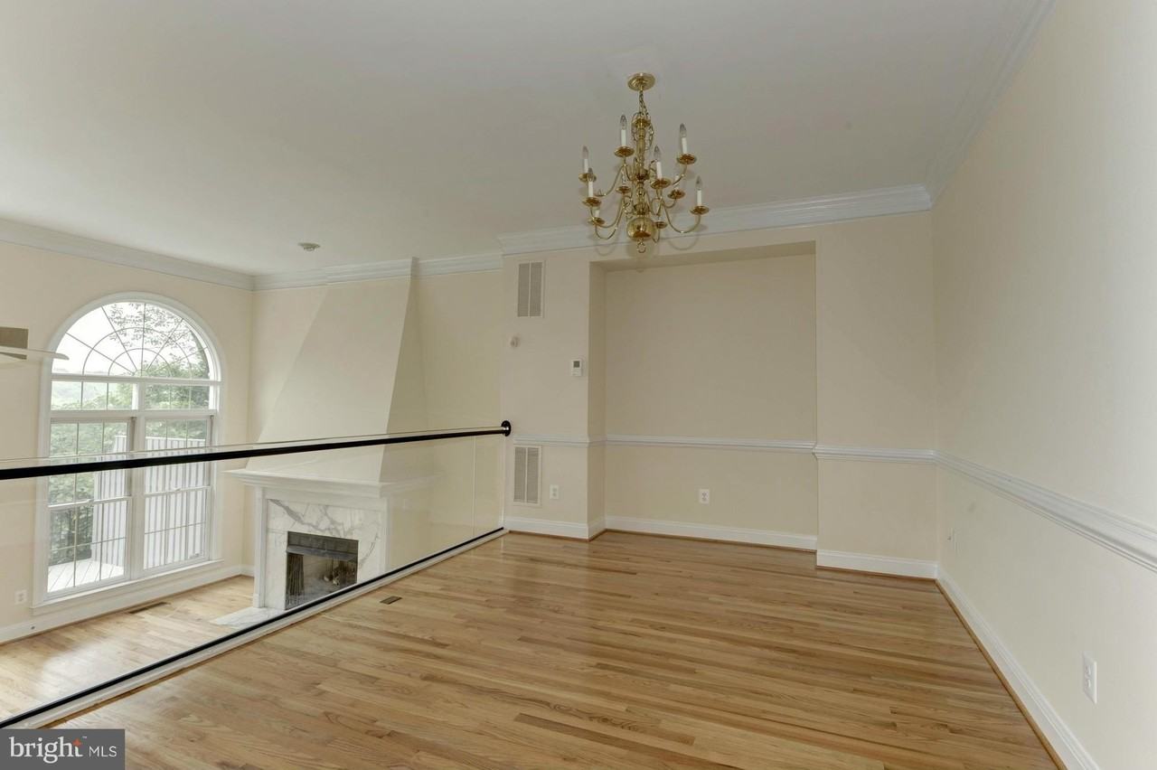 2217 N Oak Ct - Photo 7 of 30