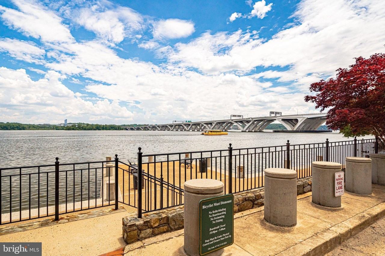 17 Alexander St - Photo 4 of 30