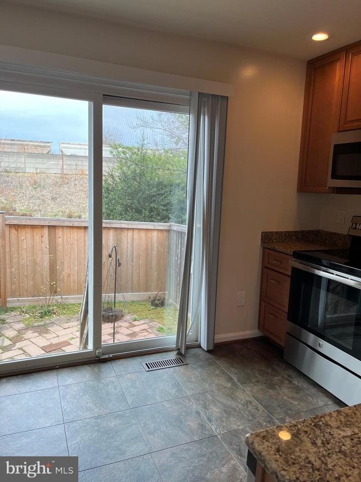 1533 Oronoco St - Photo 6 of 28