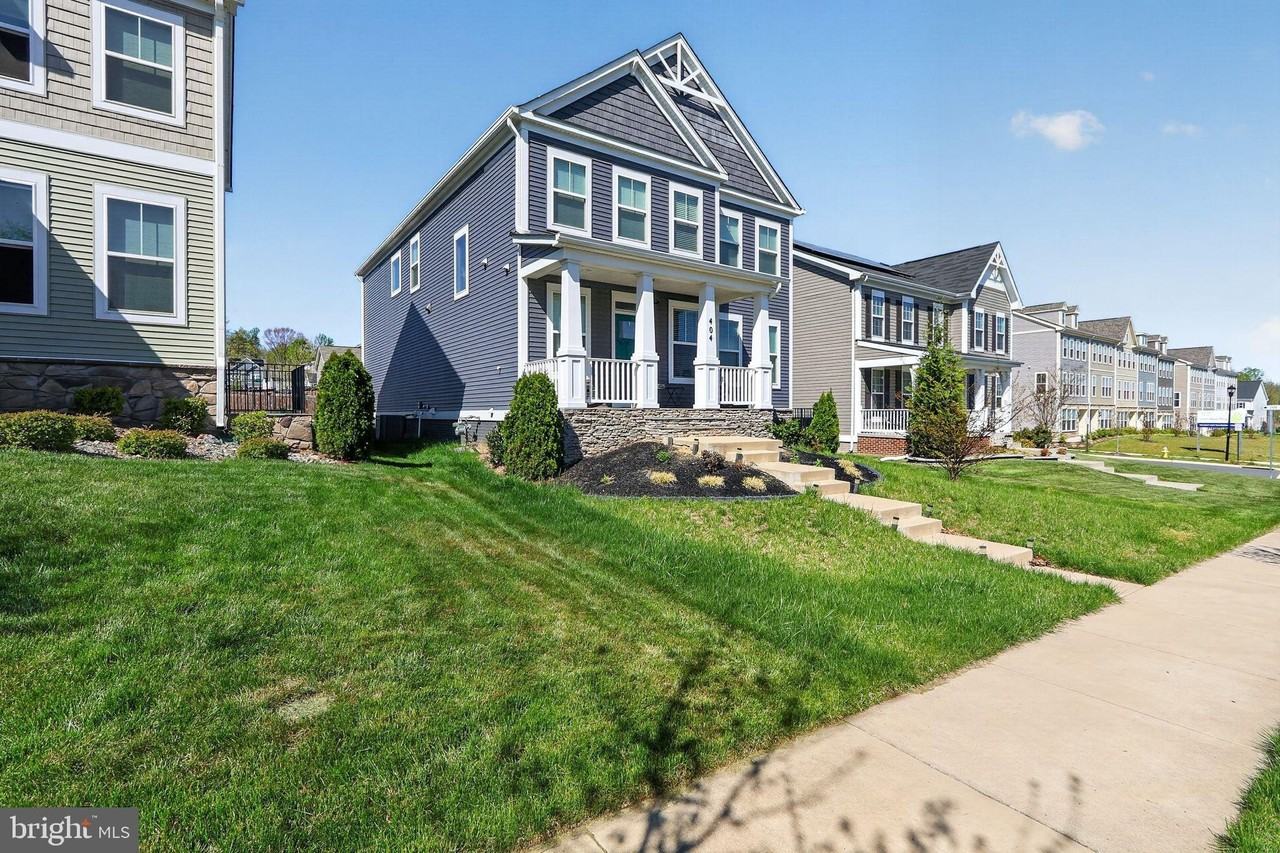 404 Coastal Ave - Photo 2 of 30