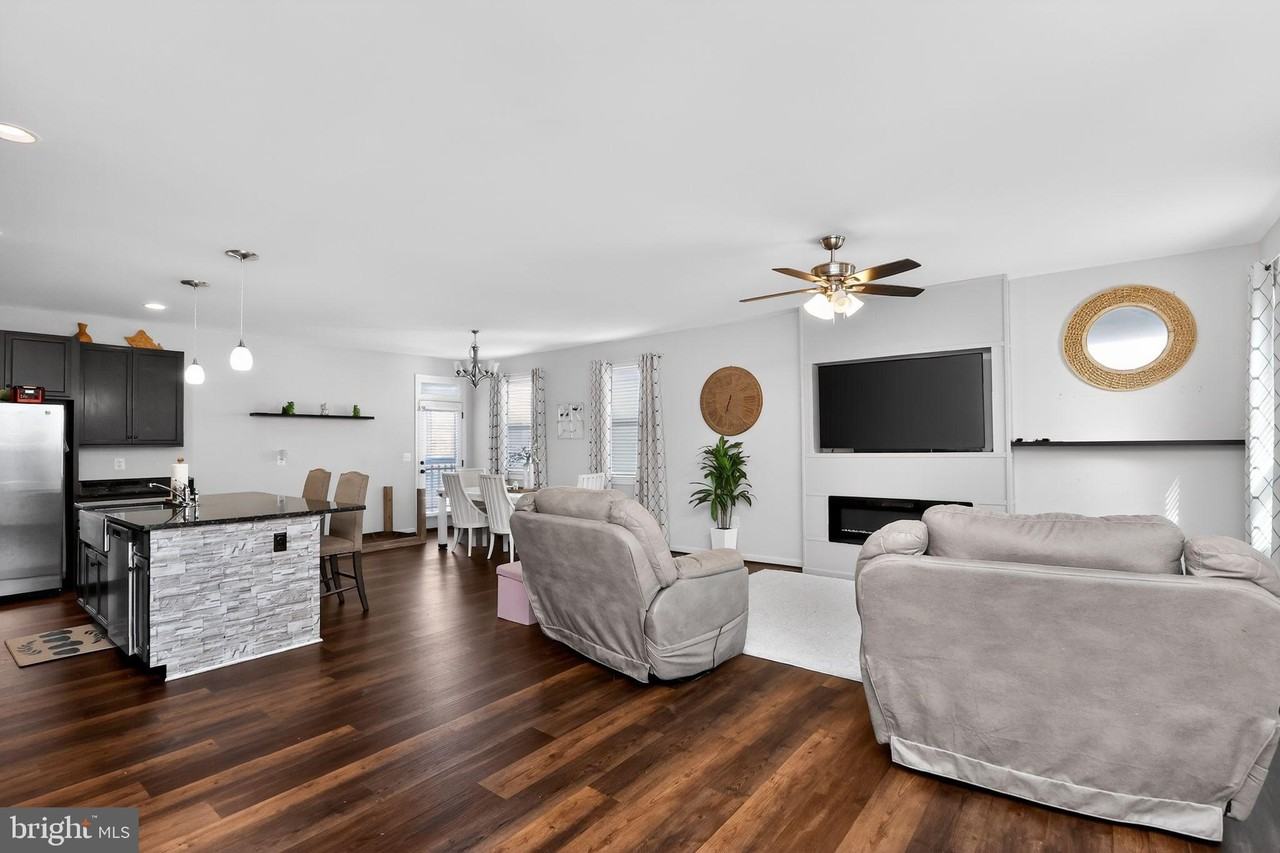 404 Coastal Ave - Photo 3 of 30