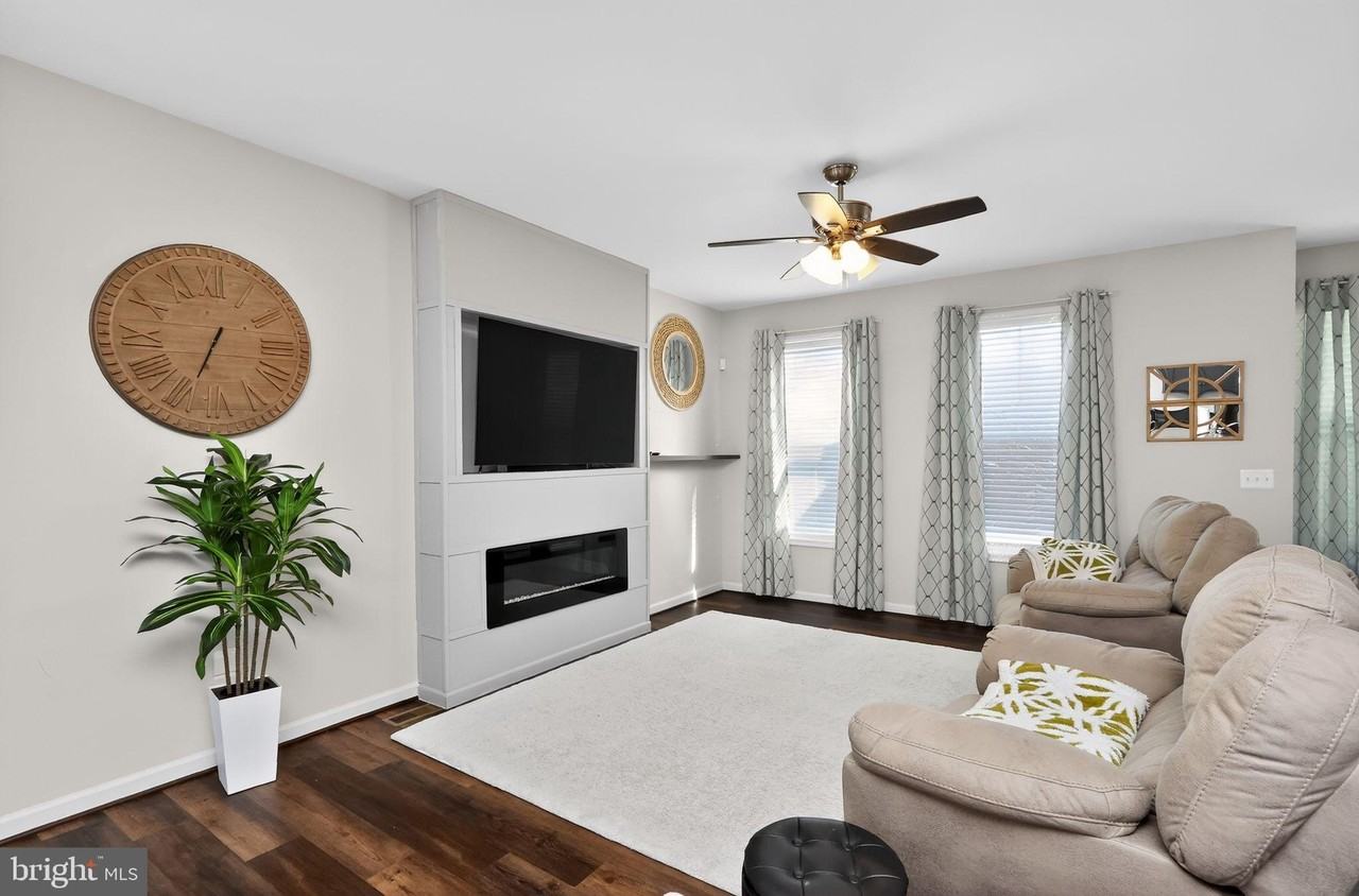 404 Coastal Ave - Photo 4 of 30