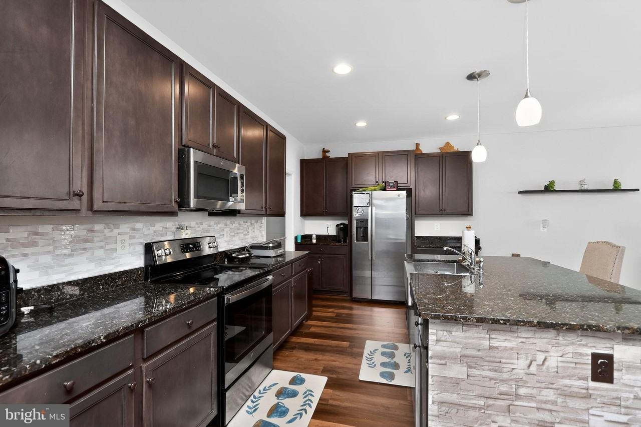 404 Coastal Ave - Photo 5 of 30