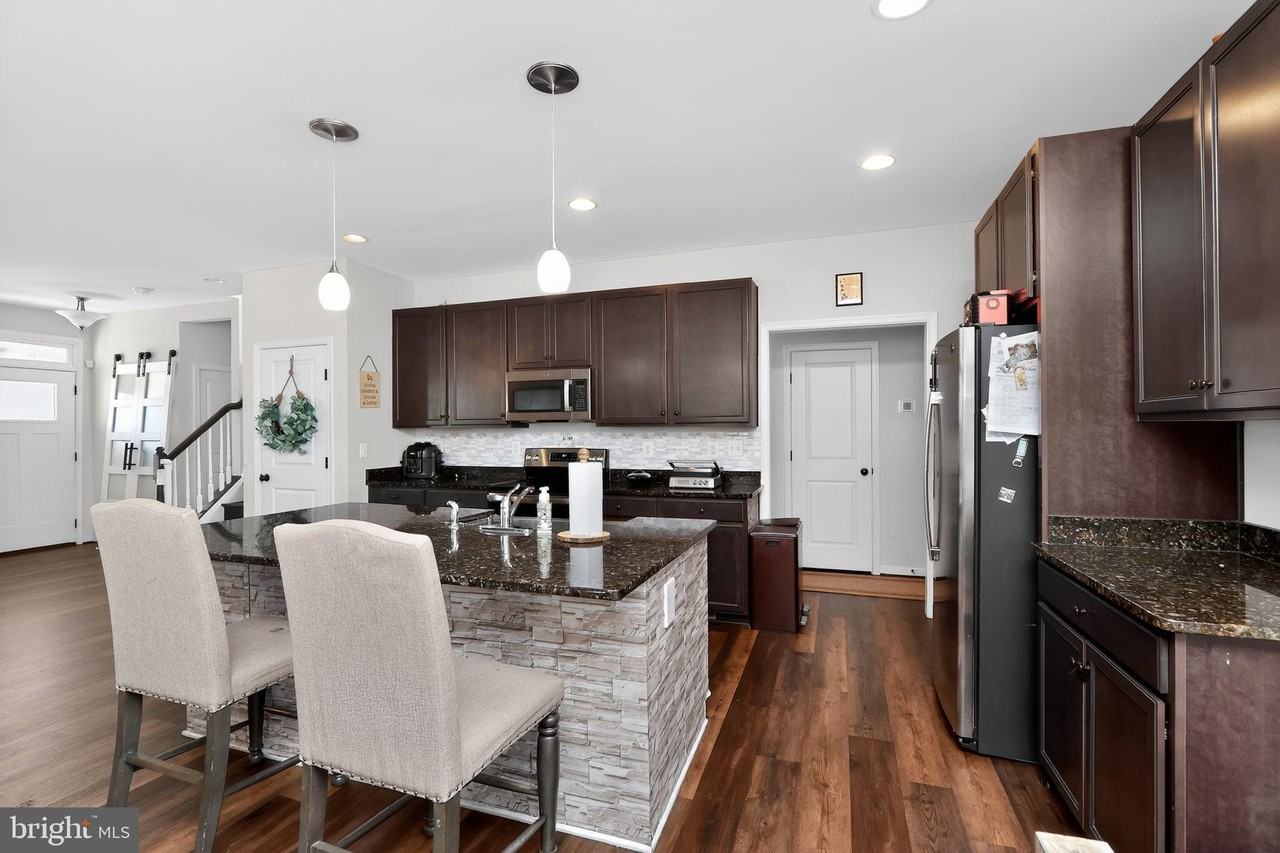 404 Coastal Ave - Photo 6 of 30