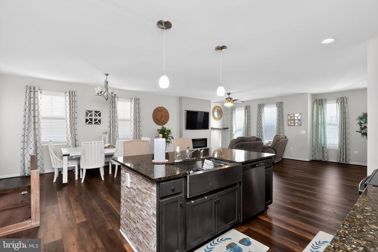 404 Coastal Ave - Photo 7 of 30