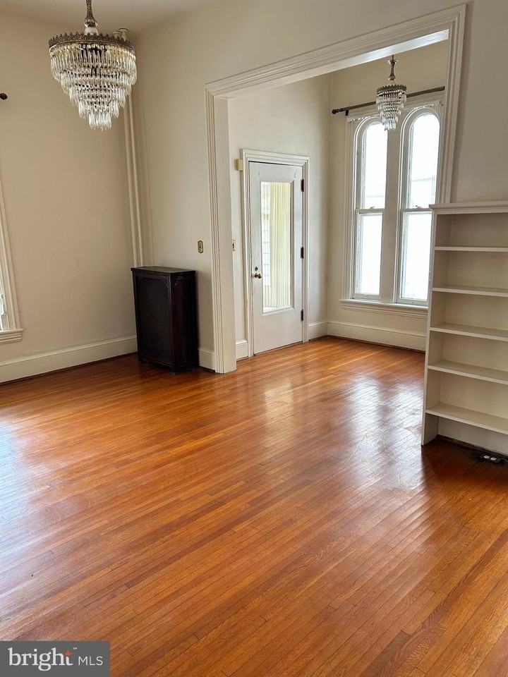 506 W Burke St - Photo 5 of 25