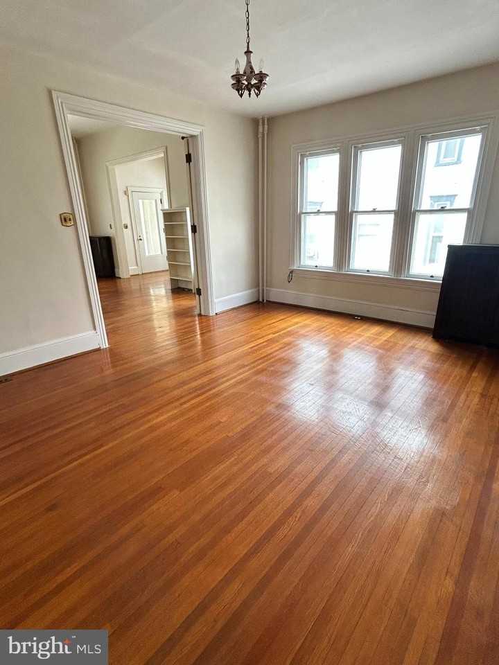 506 W Burke St - Photo 7 of 25