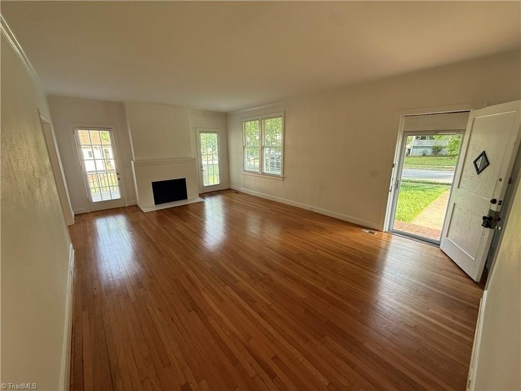 2127 Queen St - Photo 2 of 13