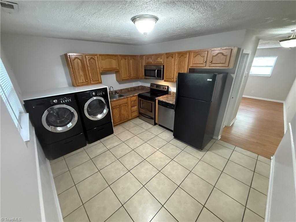 1120 W End Blvd #3 - Photo 7 of 9