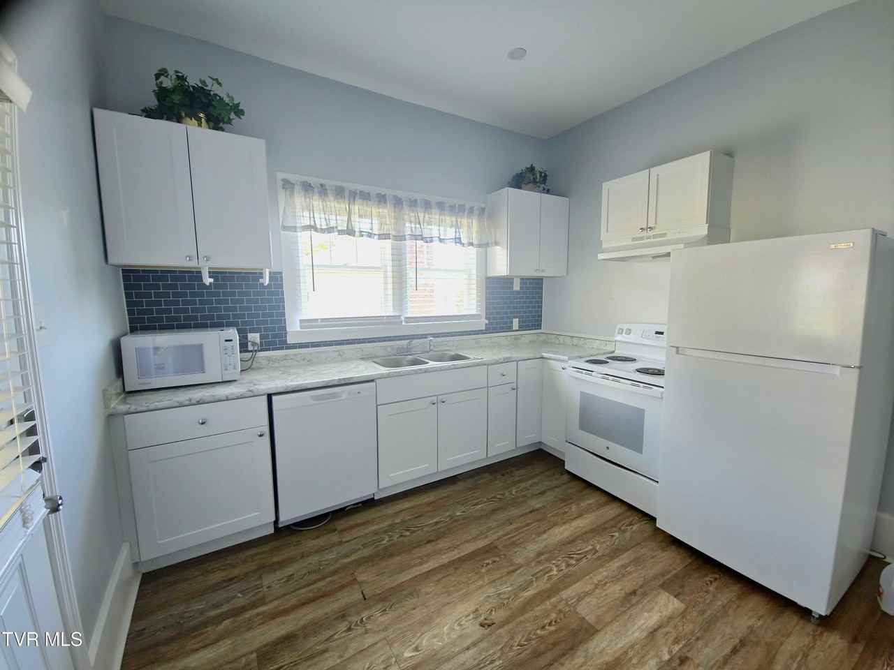 1001 Virginia Ave #2 - Photo 4 of 15