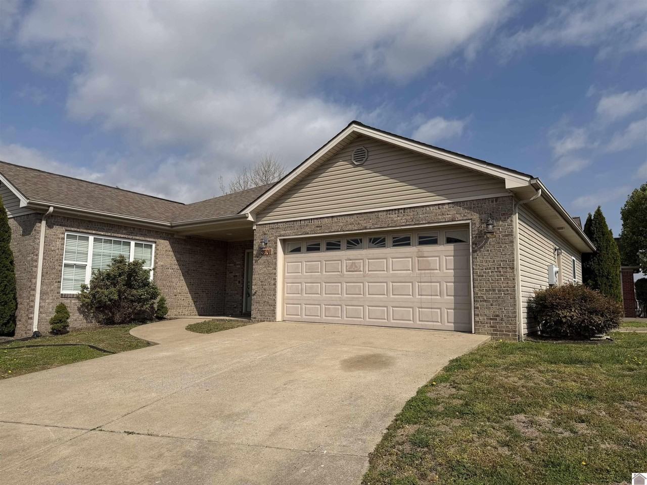 2647 Legends Dr - Photo 2 of 16