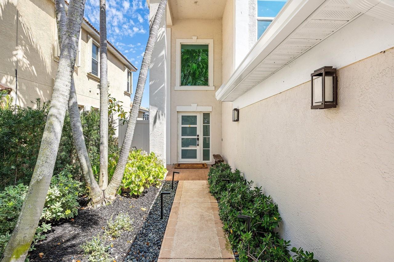 1211 Delray Lakes Dr - Photo 4 of 46