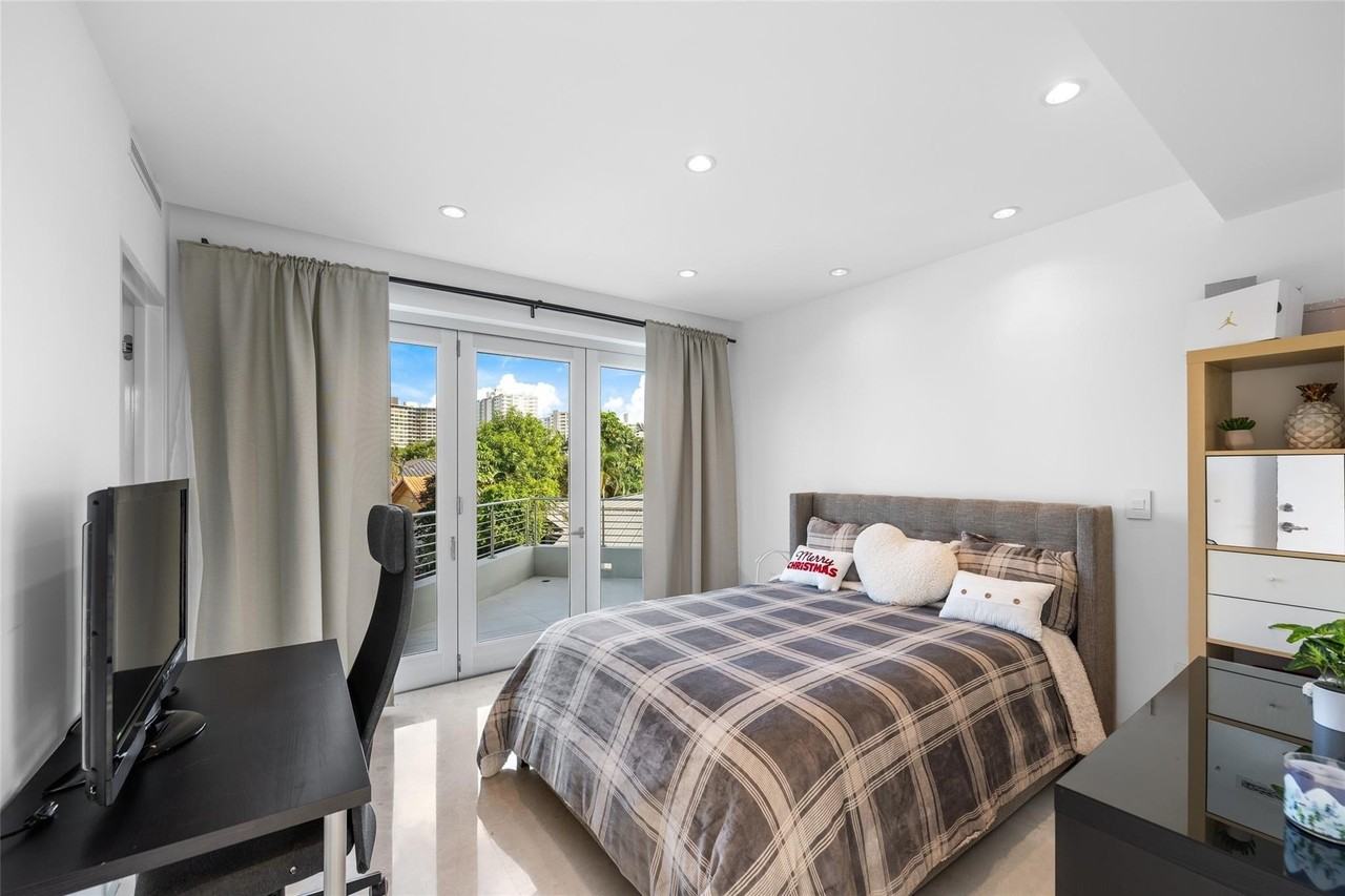 3300 Ne 39th St - Photo 5 of 8