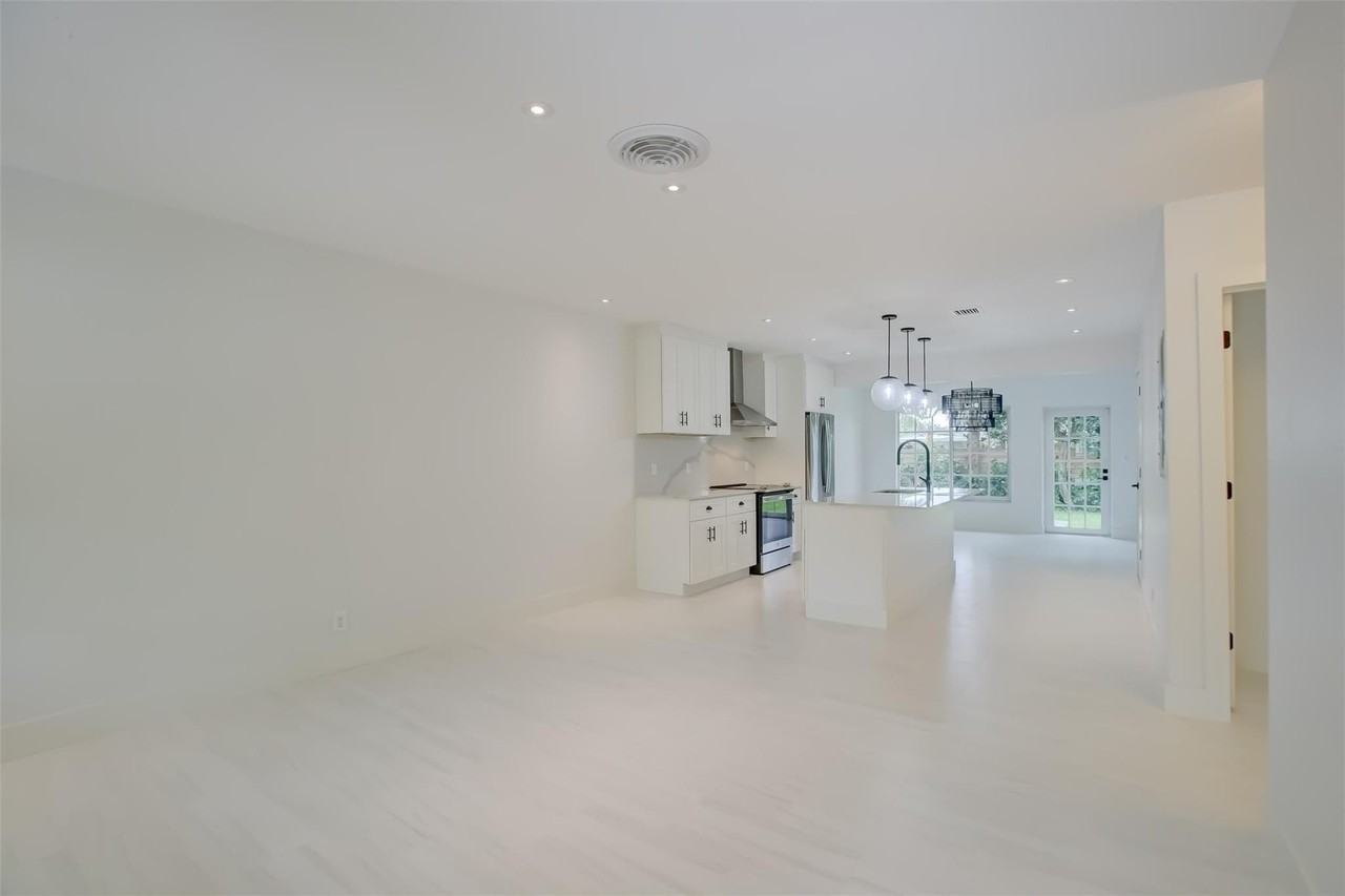 820 Ne 23rd Ave - Photo 4 of 48