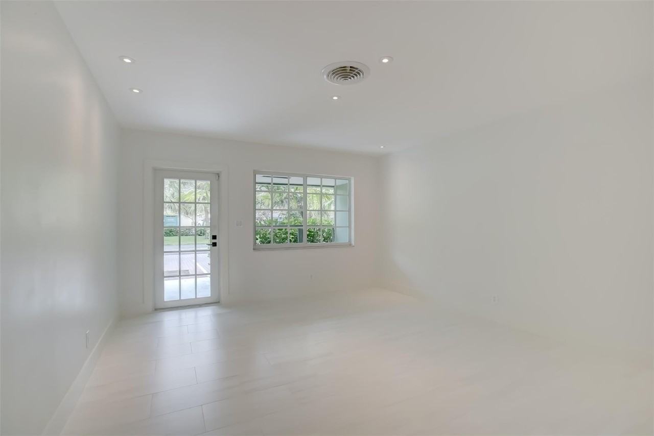 820 Ne 23rd Ave - Photo 7 of 48